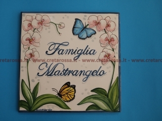 cod.art: nc38a - Mattonella in ceramica cm 20X20 con orchidee e frafalle e scritta personalizzata. 